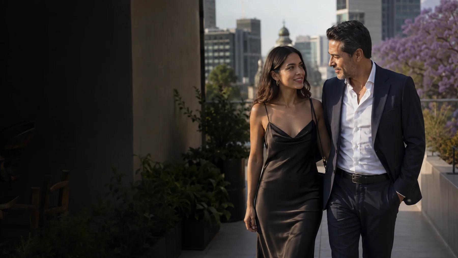 Pareja adulta camina durante una cita sugar en Ciudad de México
