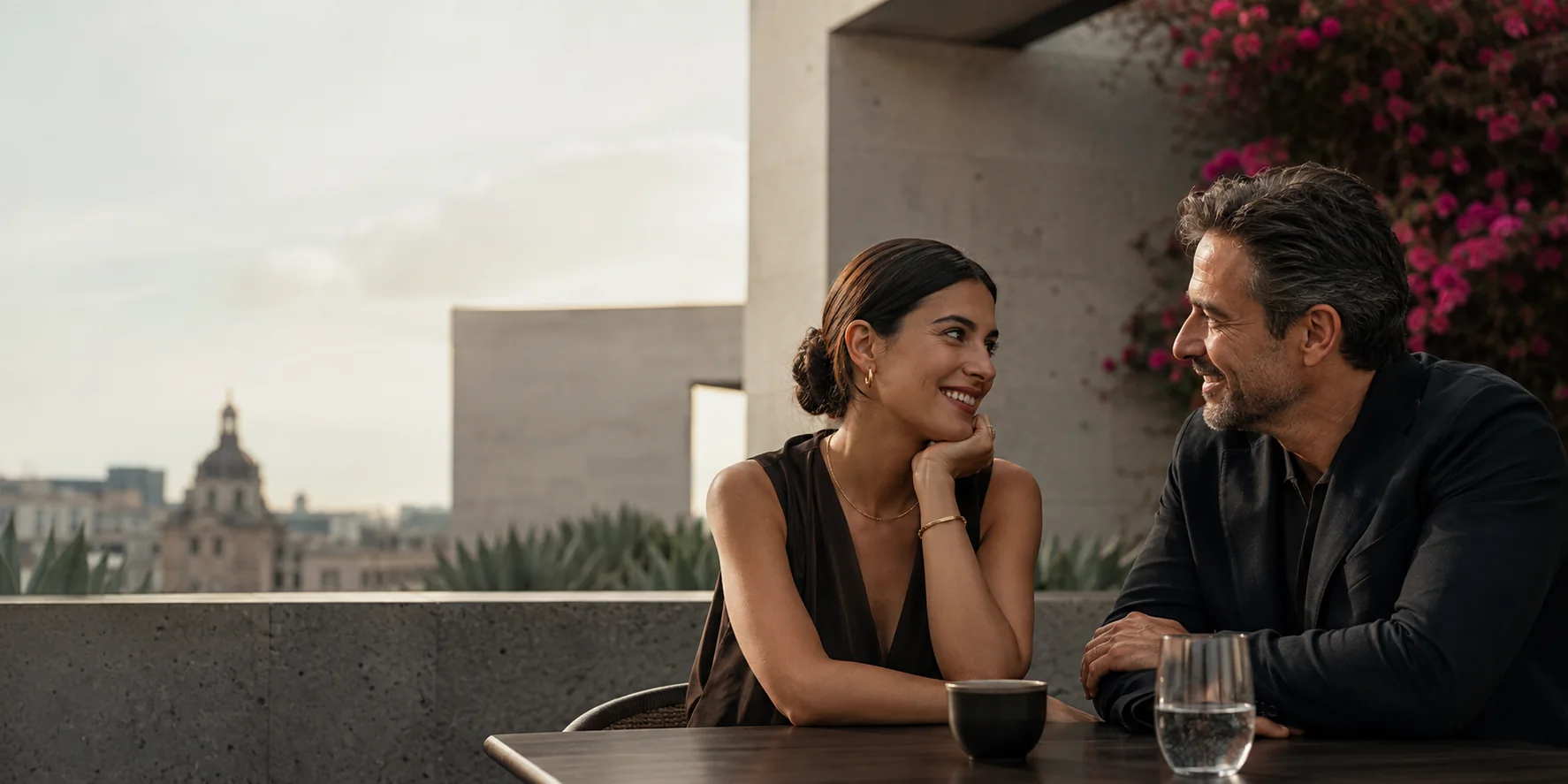 Dos personas adultas conversan durante una cita sugar en Ciudad de México